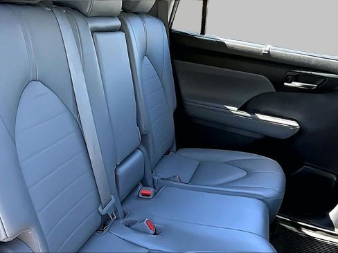 Used 2022 Toyota Highlander XLE AWD/4WD image 19
