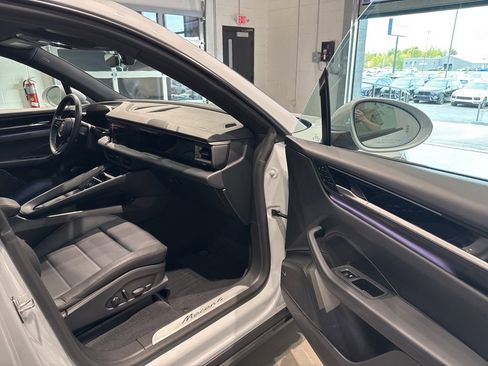 Used 2025 Porsche Macan 4 Electric image 34