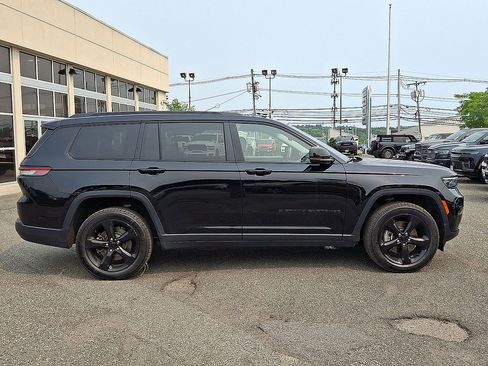 Used 2023 Jeep Grand Cherokee L Limited w/ Black Appearance Package AWD/4WD image 32