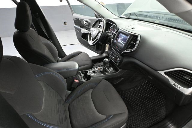 Used 2019 Jeep Cherokee Latitude AWD/4WD image 38