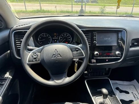 Used 2020 Mitsubishi Outlander ES FWD image 14
