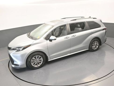 Used 2024 Toyota Sienna XLE FWD image 49