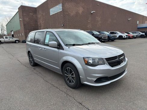 Used 2017 Dodge Grand Caravan SE image 2