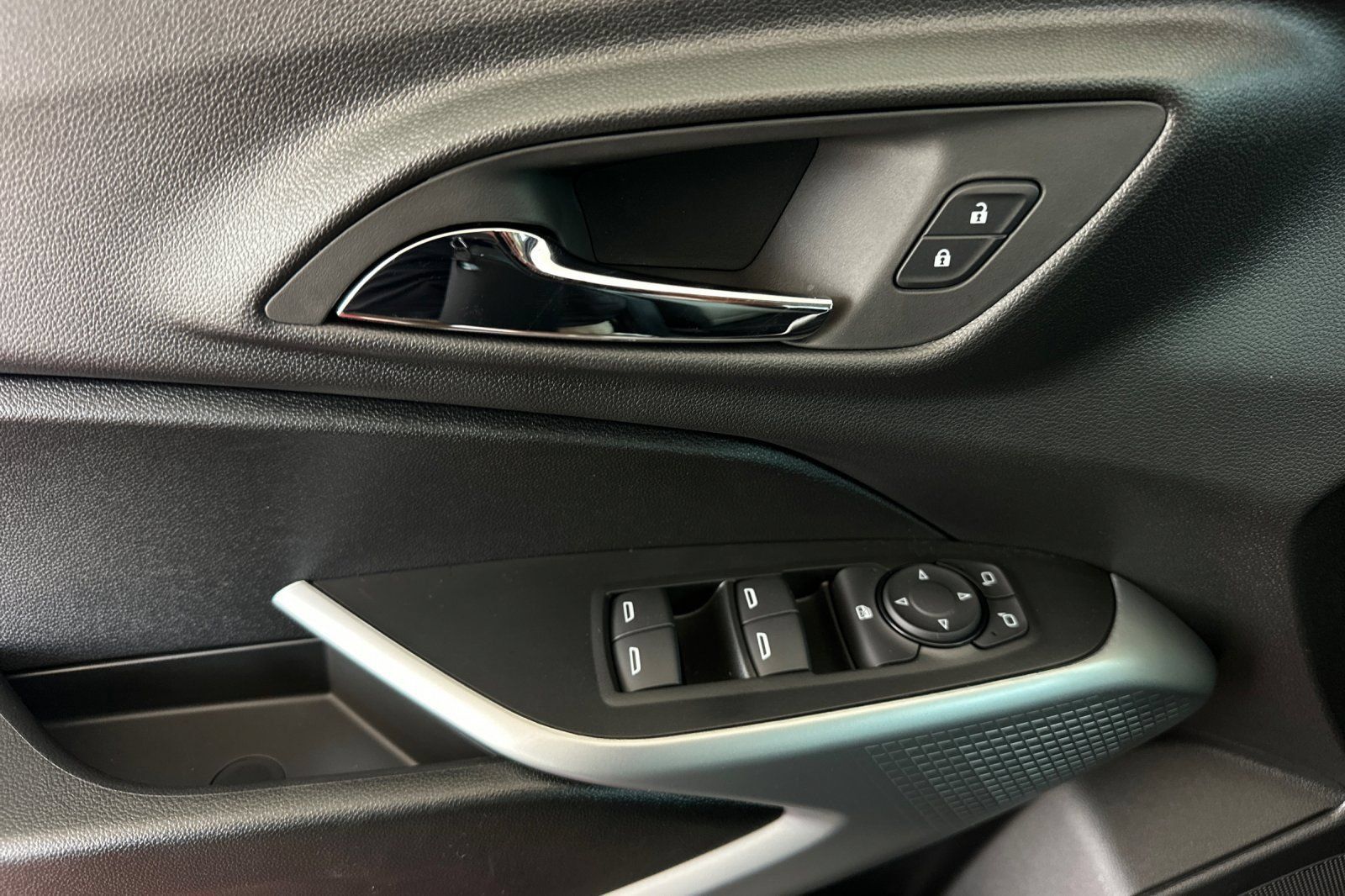 New 2026 Chevrolet Trax LS w/ LS Convenience Package FWD image 11