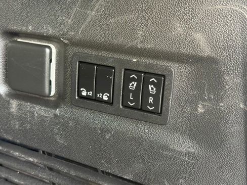 Used 2022 Chevrolet Suburban Premier RWD image 27