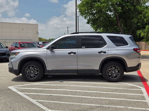 Used 2025 Honda Pilot TrailSport image 6