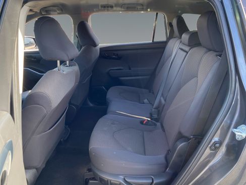 Used 2024 Toyota Highlander LE AWD/4WD image 13