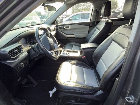 Used 2023 Ford Explorer XLT w/ Equipment Group 202A RWD image 9