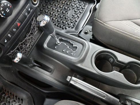 Used 2018 Jeep Wrangler Unlimited Rubicon w/ Connectivity Group AWD/4WD image 21