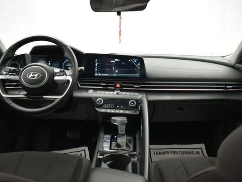 Used 2025 Hyundai Elantra SEL image 18