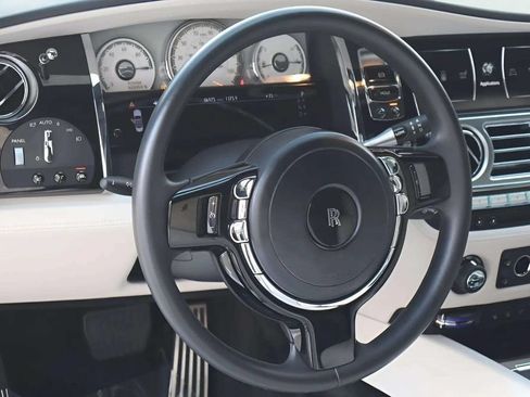 Used 2018 Rolls-Royce Dawn RWD image 11