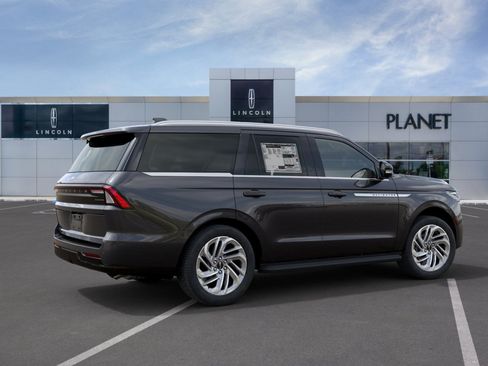 New 2027 Lincoln Navigator Premiere RWD image 6