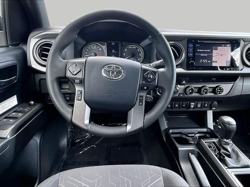 Used 2018 Toyota Tacoma TRD Off-Road w/ Technology Package AWD/4WD image 6