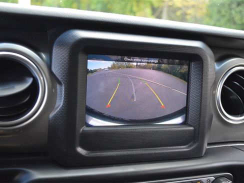 Used 2020 Jeep Wrangler Unlimited Sahara image 25