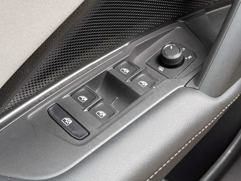 Certified 2026 Volkswagen Tiguan SE R-Line FWD image 32