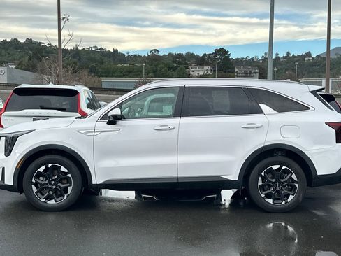 Used 2024 Kia Sorento S image 5