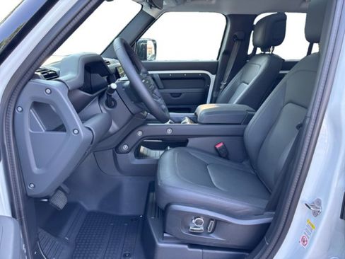 Used 2025 Land Rover Defender 130 X-Dynamic SE image 10