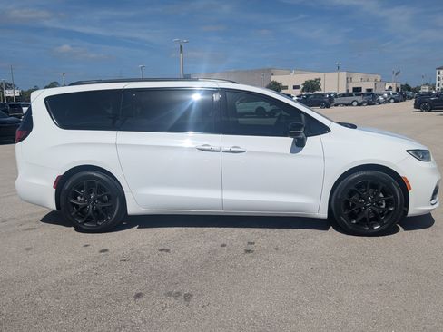 Used 2023 Chrysler Pacifica Limited w/ S Appearance Package image 3