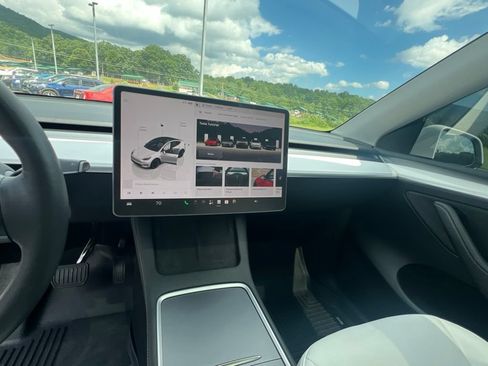 Used 2023 Tesla Model Y Long Range AWD/4WD image 27