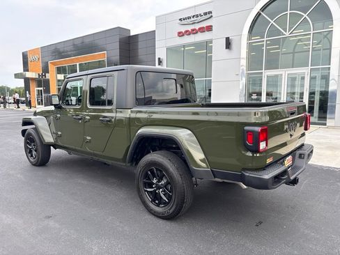 Used 2022 Jeep Gladiator Sport AWD/4WD image 3