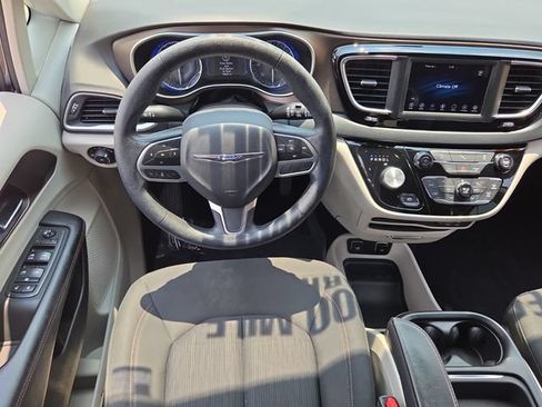 Used 2019 Chrysler Pacifica Touring Plus w/ Tire & Wheel Group FWD image 14