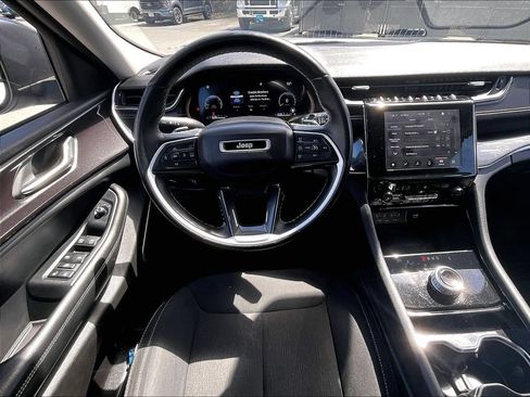 Used 2022 Jeep Grand Cherokee Laredo w/ Luxury Tech Group I AWD/4WD image 5