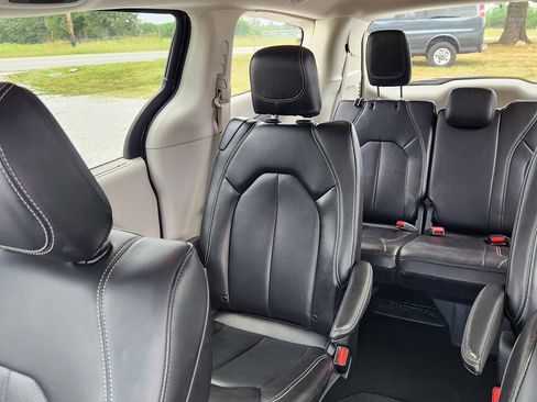Used 2024 Chrysler Pacifica Touring-L FWD image 8