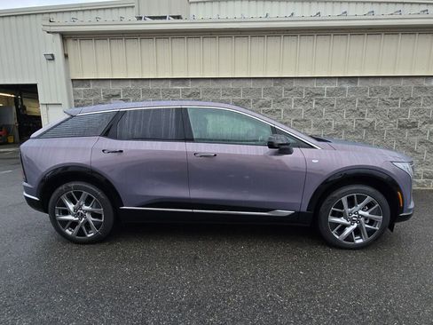 New 2026 Cadillac Optiq Luxury 2 image 9