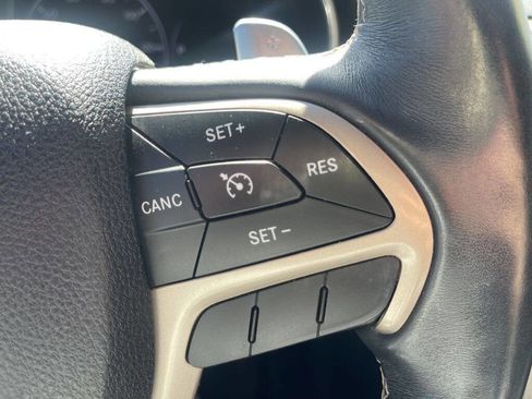 Used 2017 Jeep Grand Cherokee Limited w/ Luxury Group II image 23