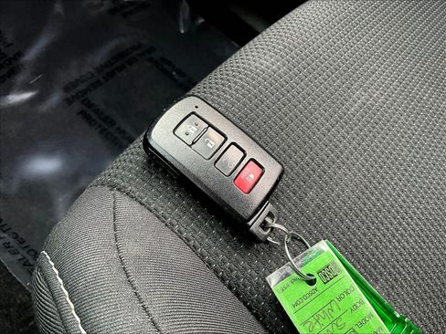 Used 2018 Toyota RAV4 XLE AWD/4WD image 35