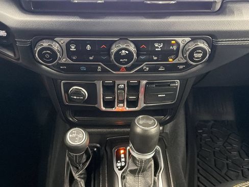 Used 2024 Jeep Wrangler Unlimited Sahara w/ Technology Group AWD/4WD image 23