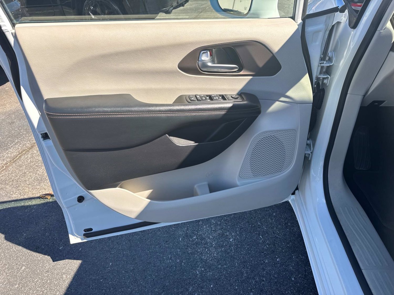 Used 2019 Chrysler Pacifica Touring-L FWD image 28