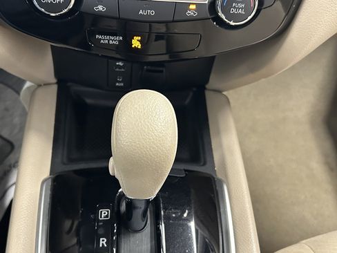 Used 2015 Nissan Rogue SV image 32