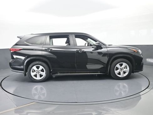 Used 2023 Toyota Highlander L image 7