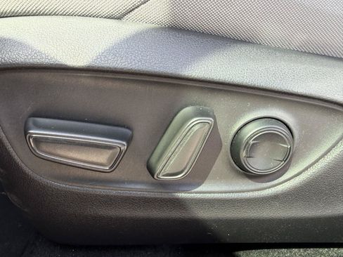 Used 2021 Toyota Venza LE w/ Carpet Mat Package (TMS) AWD/4WD image 15