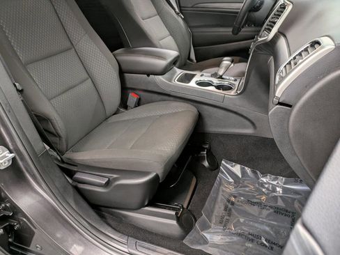 Used 2021 Jeep Grand Cherokee Laredo image 28