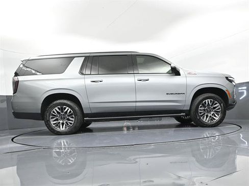 Used 2025 Chevrolet Suburban Z71 w/ Z71 Off-Road Package AWD/4WD image 38