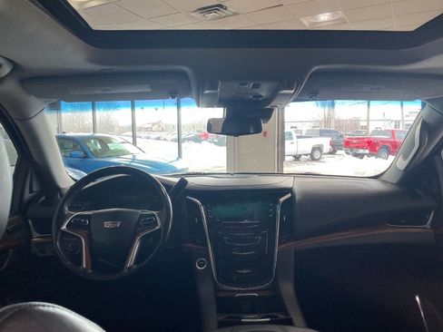 Used 2018 Cadillac Escalade ESV Luxury image 25