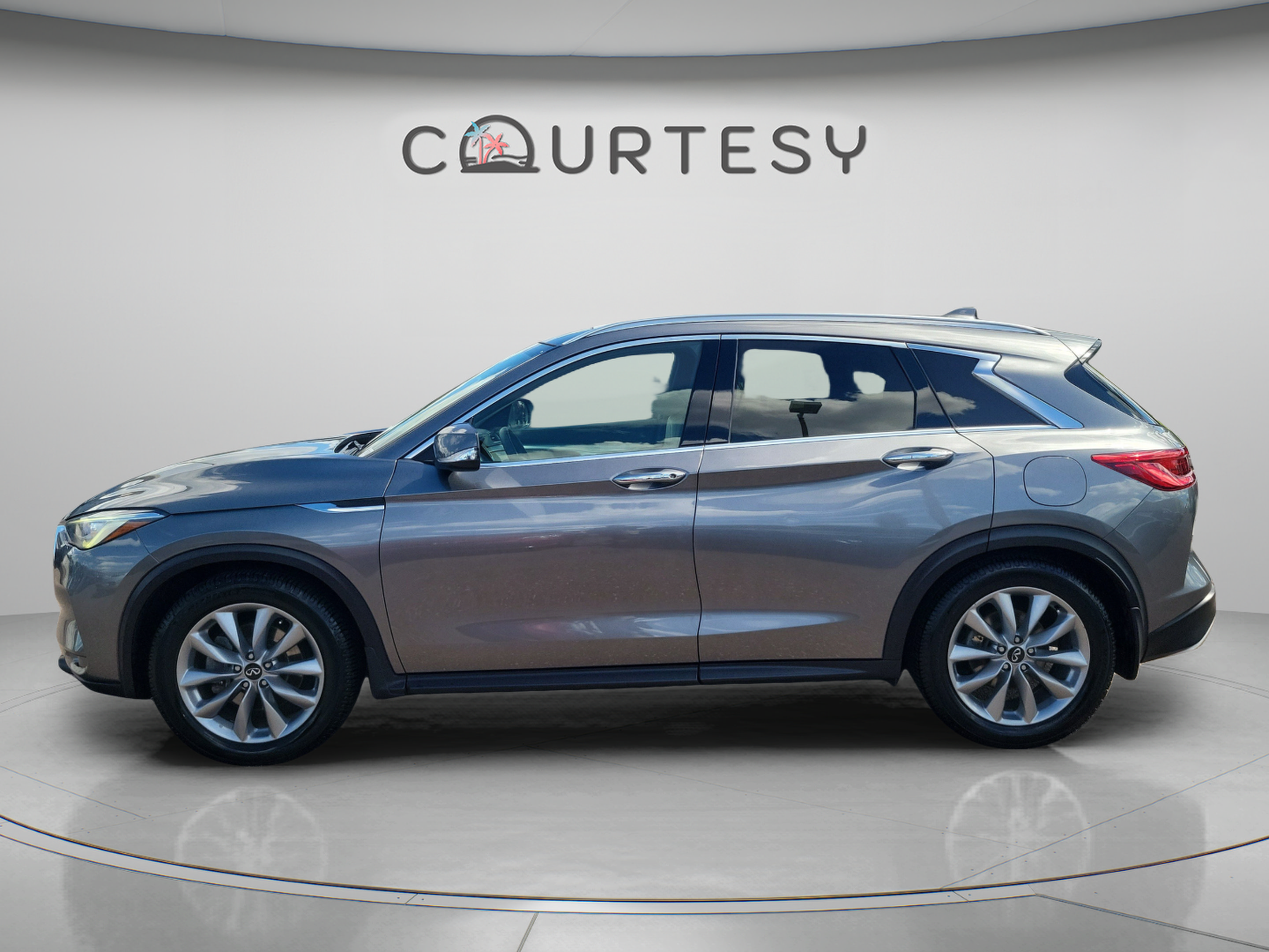 Used 2020 INFINITI QX50 Luxe w/ Navigation Package FWD image 2