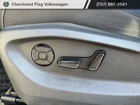 Used 2025 Volkswagen Tiguan SE AWD/4WD image 26