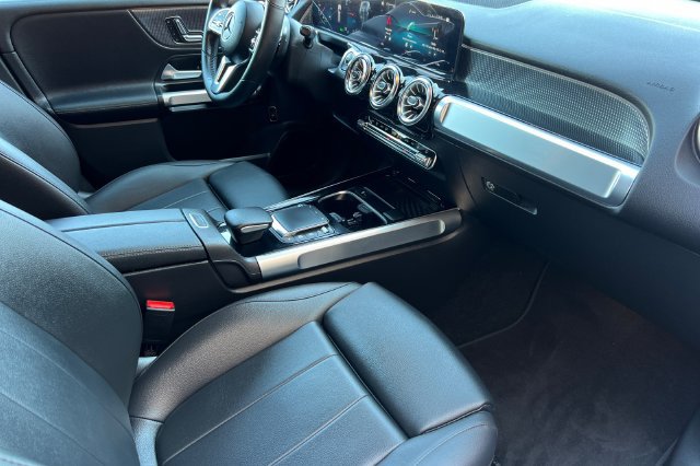 Used 2023 Mercedes-Benz EQB 300 4MATIC image 18