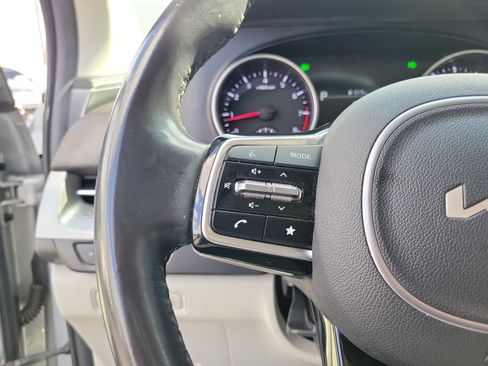 Used 2022 Kia Carnival LX image 22