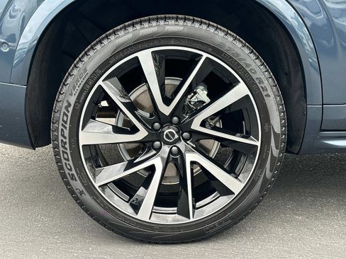 Certified 2025 Volvo XC90 B6 Plus image 28
