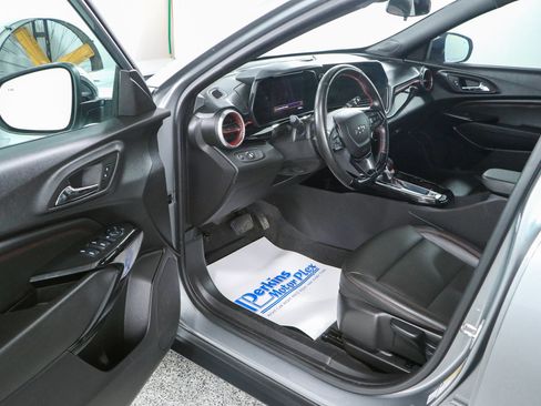 Used 2025 Chevrolet Trax RS w/ Sunroof Package FWD image 3