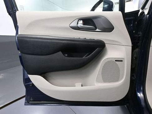 Used 2018 Chrysler Pacifica Limited w/ Advanced Safetytec Group FWD image 18