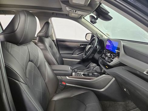 Used 2023 Toyota Highlander Platinum image 16