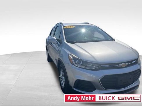 Used 2018 Chevrolet Trax LT w/ LT Convenience Package FWD image 2