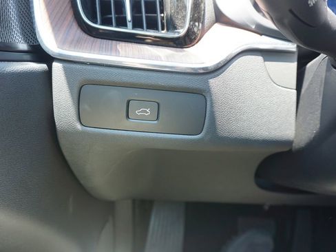 Used 2023 Volvo XC60 B5 Plus FWD image 5