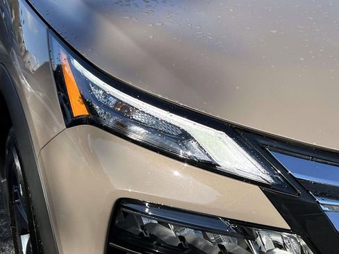 Used 2025 Nissan Rogue SV image 12