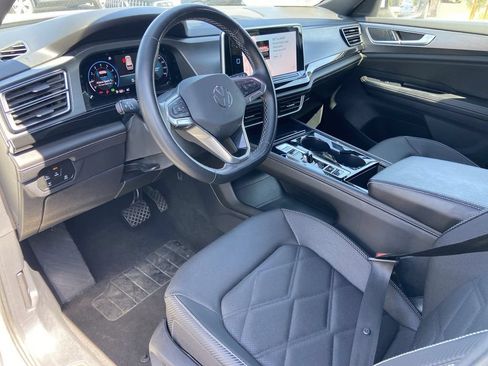 Used 2025 Volkswagen Atlas Cross Sport SE FWD image 6